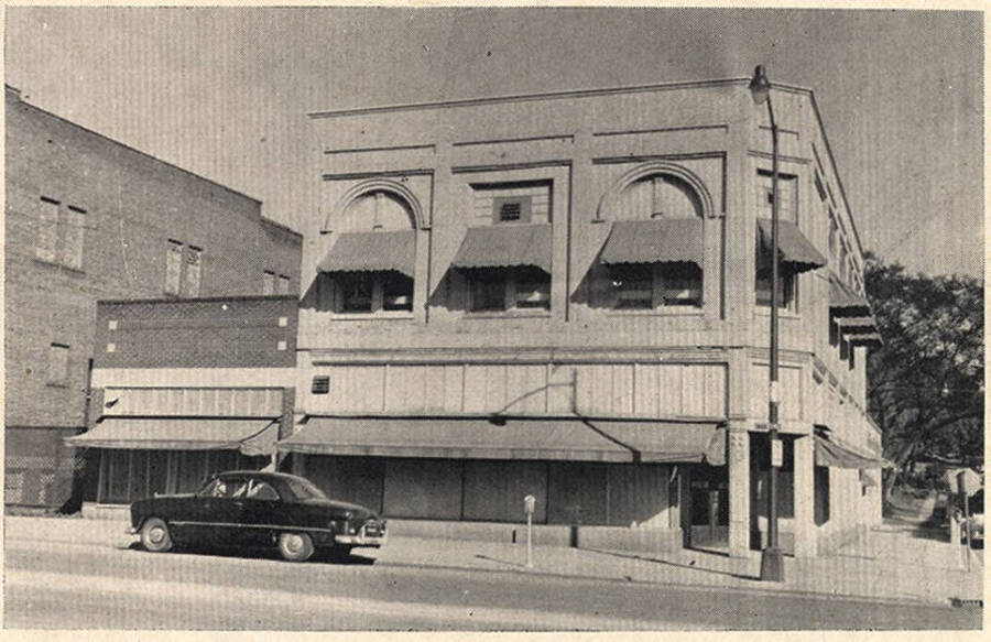 Photograph of unmarked corner building located at the intersection of 1st and Main Street in Moscow, Idaho.