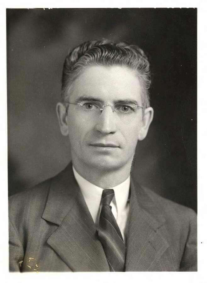 Portrait of Frank B. Robinson's assistant, W.W. DeBolt, wearing a suit and tie. DeBolt was defrocked by the Church of God in 1940 and left Psychiana to become a pastor of Methodist Church in Lind, Washington. [Later illustrations of this man on Psychiana documents may indicate this is actually C.W. Tenney, and was mislabeled.]