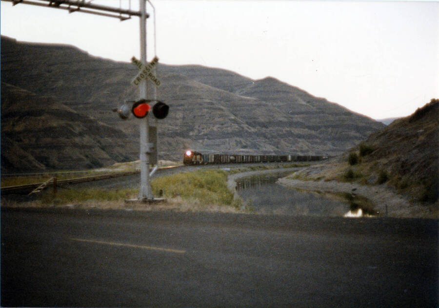 A photograph of train #860 from Hinkle, Oregon to Lewiston, Idaho on Camas Prairie Third Subdivision at milepost 57 - 14 miles west of Lewiston.