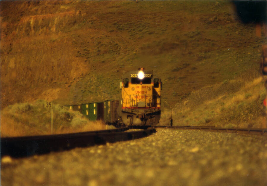 A photograph of Train #860 at Almota.