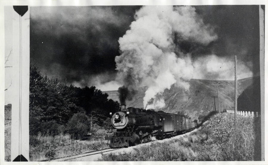 A photograph of Northern Pacific 1521, Grangeville local near Culdesac, September 26,1951