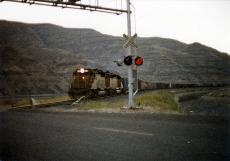 A photograph of train #860 from Hinkle, Oregon to Lewiston, Idaho on Camas Prairie Third Subdivision at milepost 57 - 14 miles west of Lewiston.