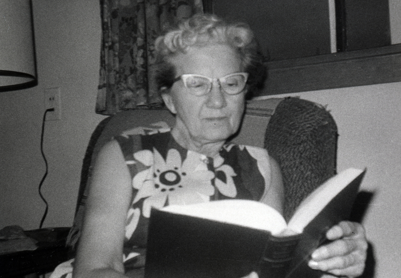 Photograph of Elizabeth Mabbutt reading a book.