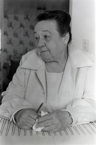 Photograph of Eva Peterson looking away from the camera.