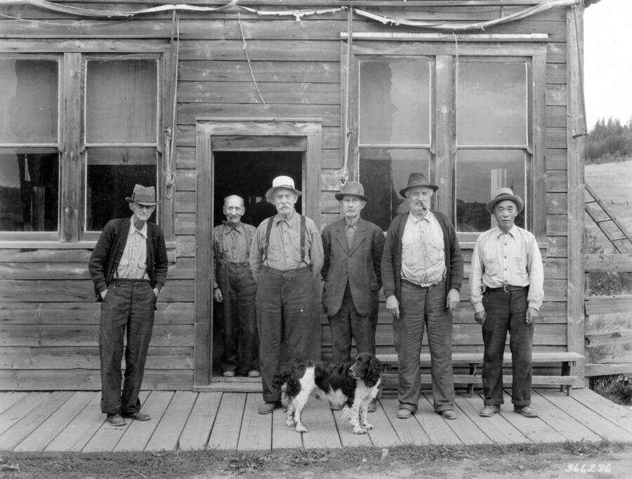 Old timers in Elk City, Nezperce National Forest, Swan, K. D., 1938-08-01
