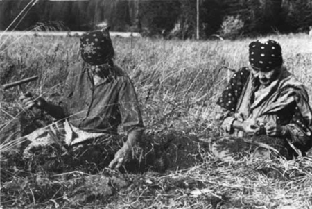 Elizabeth Wilson and Agnes Moses, digging camas roots in Musselshell Meadows, Nez Perce National Historical Park, 1965. Courtesy National Park Service, Nez Perce National Historical Park, Neg. 0452.