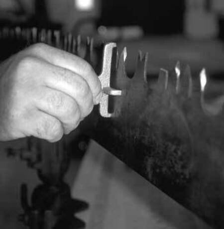 Measuring the teeth on a crosscut saw