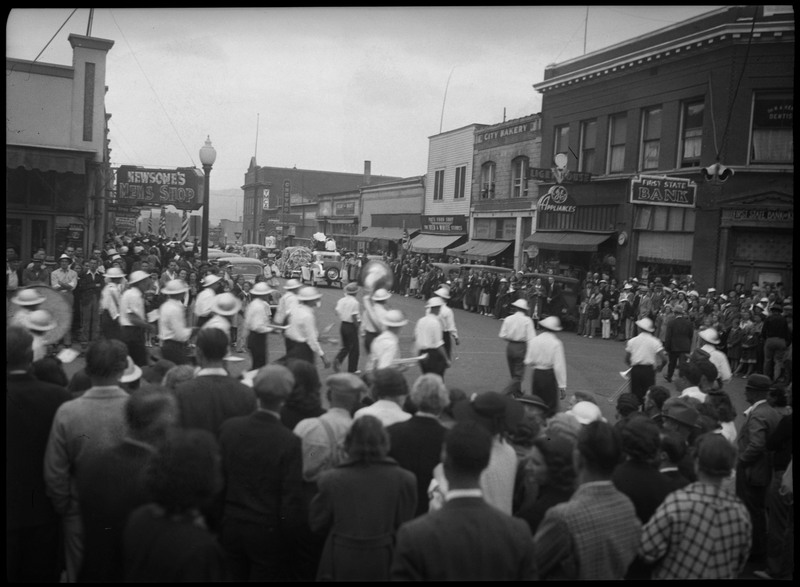 Crowd watching the Kellogg miners' parade and picnic.