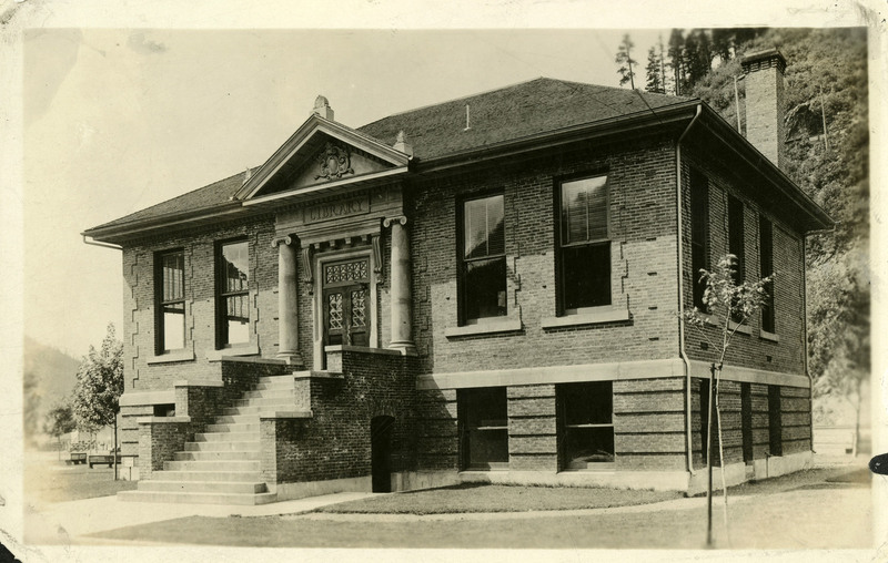 Postcard depicting a view of the Wallace Carnegie Library completed in February/March 1911 and opened to the public on October 23, 1911. 