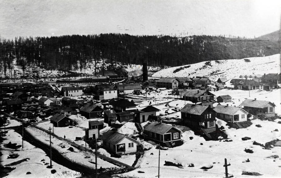 Elk River, Idaho around 1915. Potlatch Lumber Company mill in background; company houses in foreground.