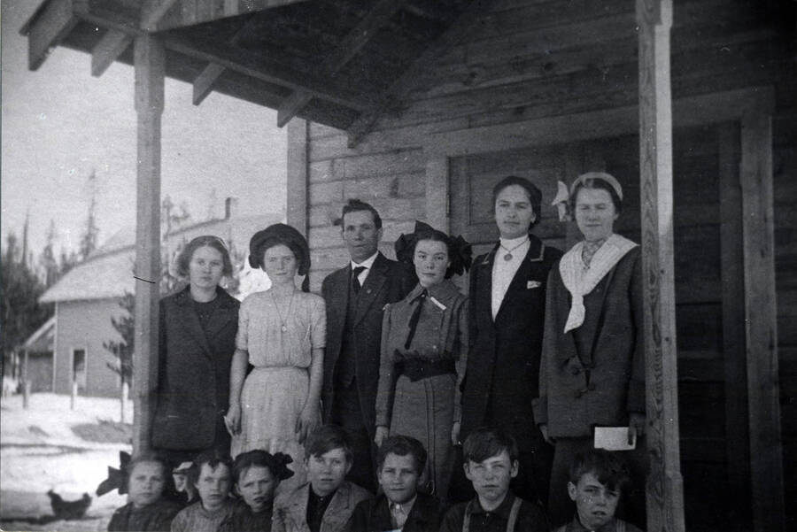 Back row, left to right: Mary Sanderson, Edna Wood, Rev. Gallegher, Alberta Coffee, Olive Pike, Harriet Shattuck.