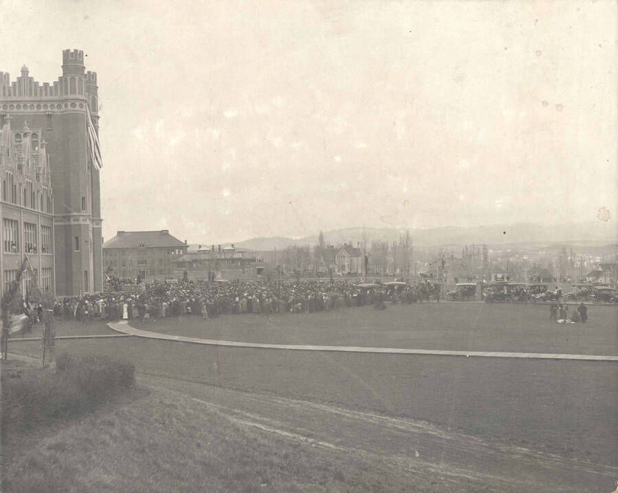 A crowd assembles on the University of Idaho campus to hear Roosevelt speak.