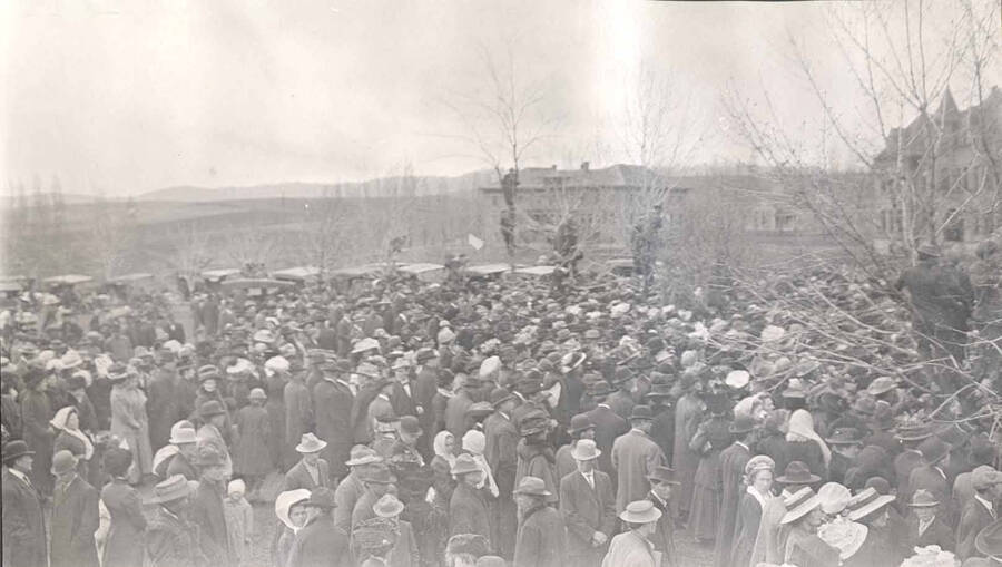 A large crowd assembled on University of Idaho campus to hear Roosevelt speak.