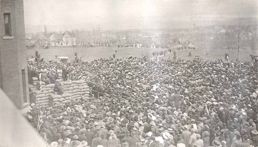 A crowd assembles in front of University of Idaho Administration Building to hear Theodore Roosevelt speak.