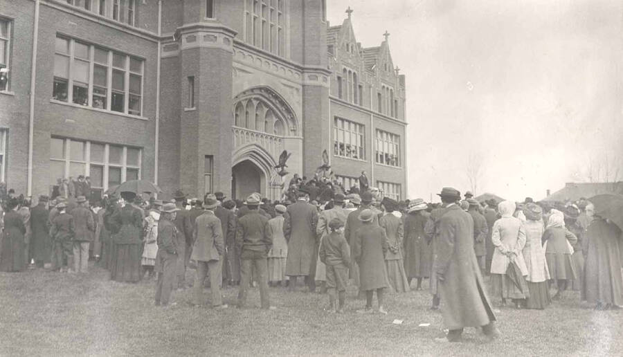 Crowd assembled in front of University of Idaho Administration Building to hear Roosevelt speak.