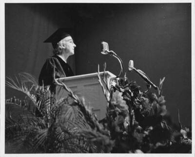 Inez Robb speaking at commencement