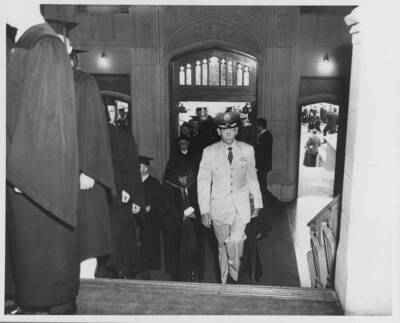 The faculty procession enters the Memorial Gym.