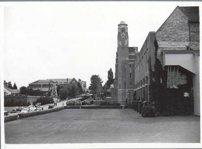 Commencement procession to Memorial Gymnasium.